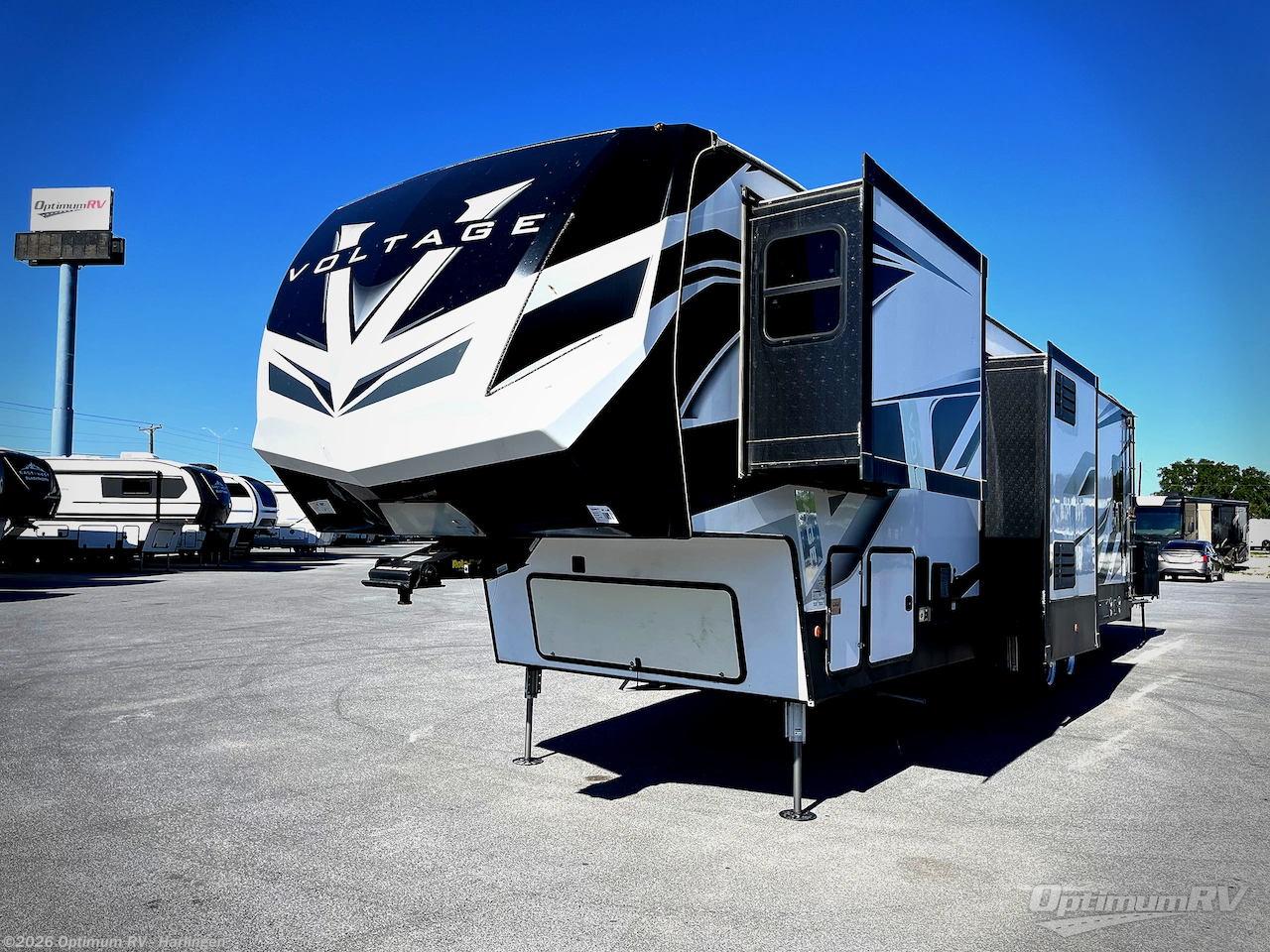 2021 Dutchmen Voltage 3845 - Used Fifth Wheel For Sale by Optimum RV - Harlingen in La Feria, Texas features Slideout, Awning