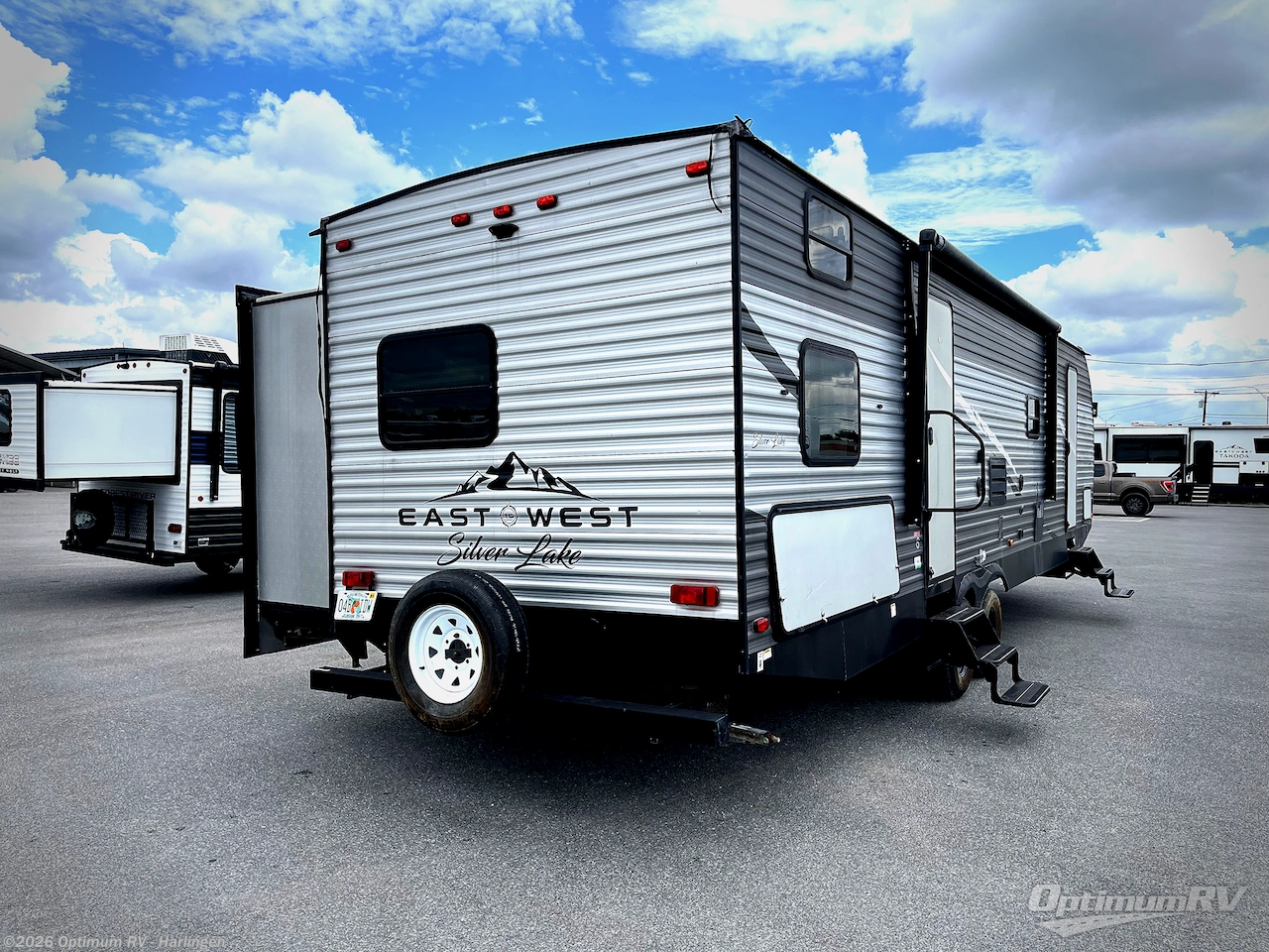 2021 East to West Silver Lake 31KBH - Used Travel Trailer For Sale by Optimum RV - Harlingen in La Feria, Texas