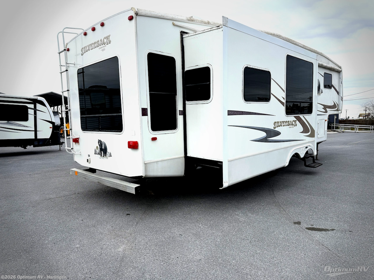 2008 Forest River Cedar Creek Silverback 33LCDTS - Used Fifth Wheel For Sale by Optimum RV - Harlingen in La Feria, Texas features Slideout