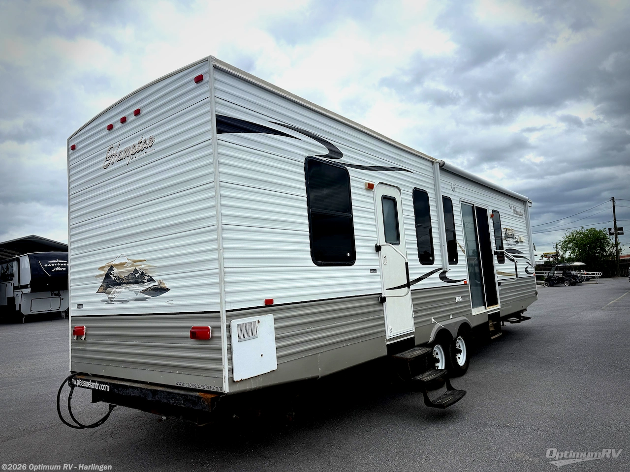 2012 CrossRoads Hampton HT350FK - Used Destination Trailer For Sale by Optimum RV - Harlingen in La Feria, Texas features Slideout