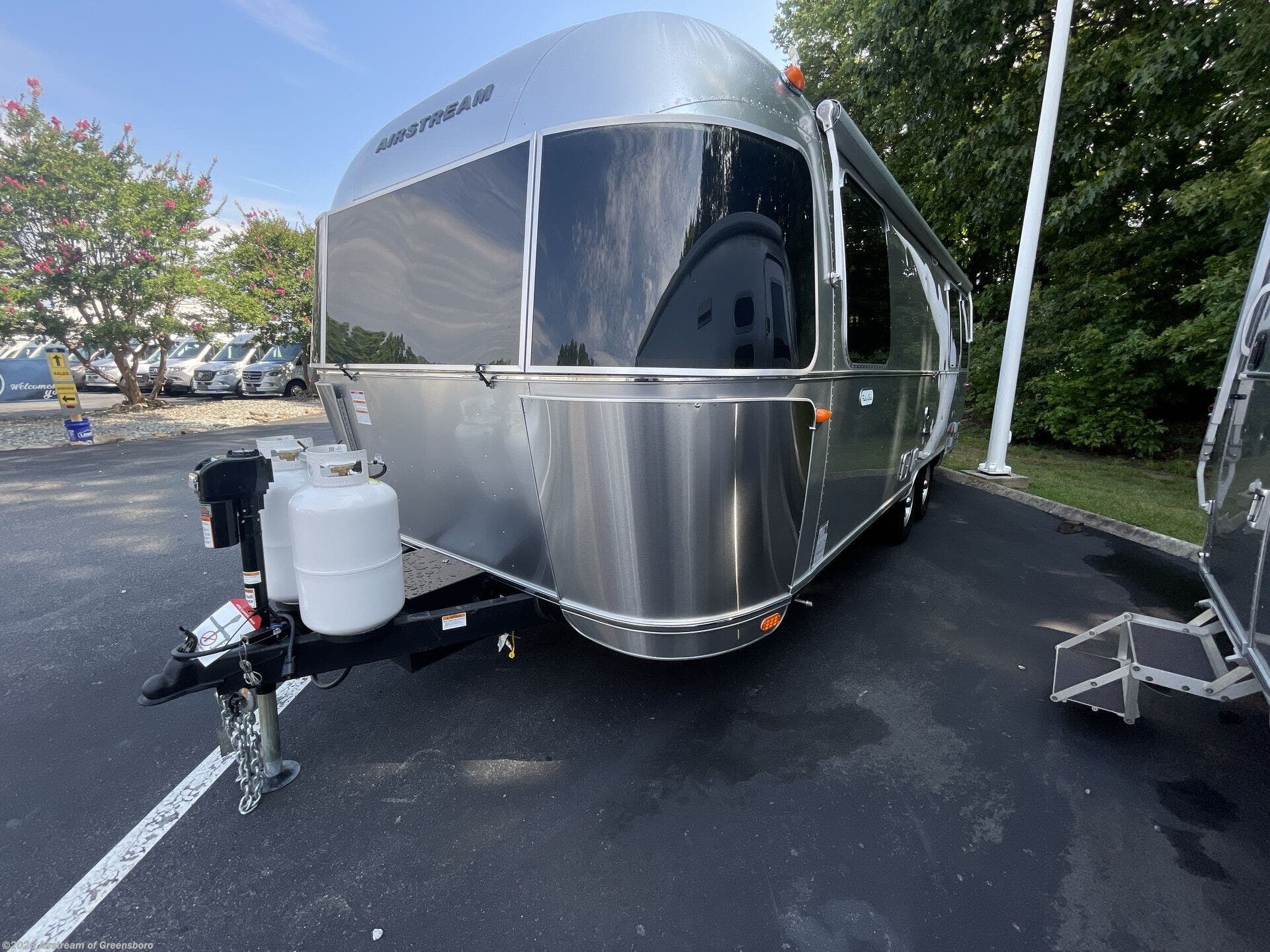 2027 Flying Cloud 25FB by Airstream from Airstream of Greensboro in Colfax, North Carolina