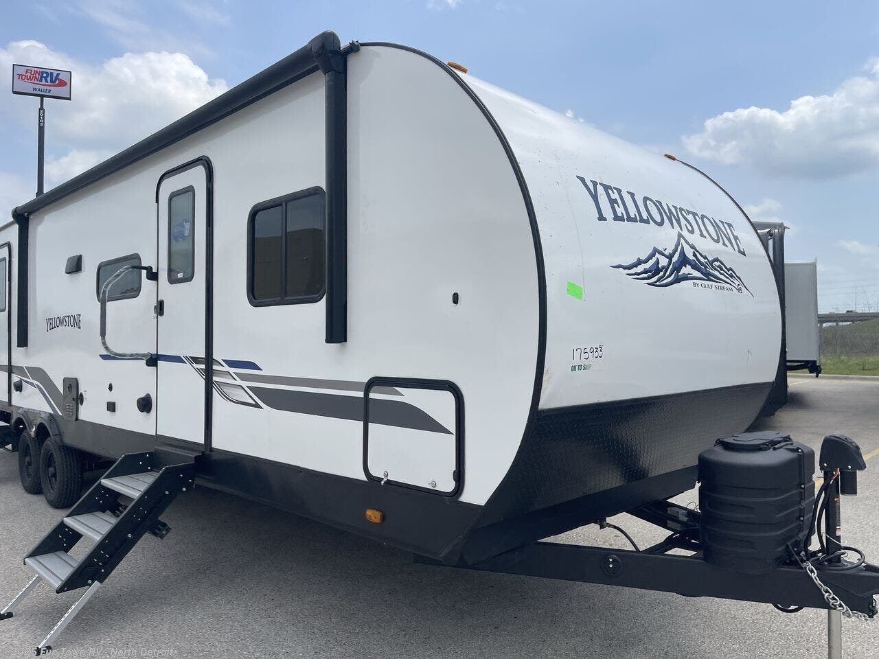 2025 Gulf Stream Yellowstone Ranch Edition 30DBS - New Travel Trailer For Sale by Fun Town RV - North Detroit in North Branch, Michigan