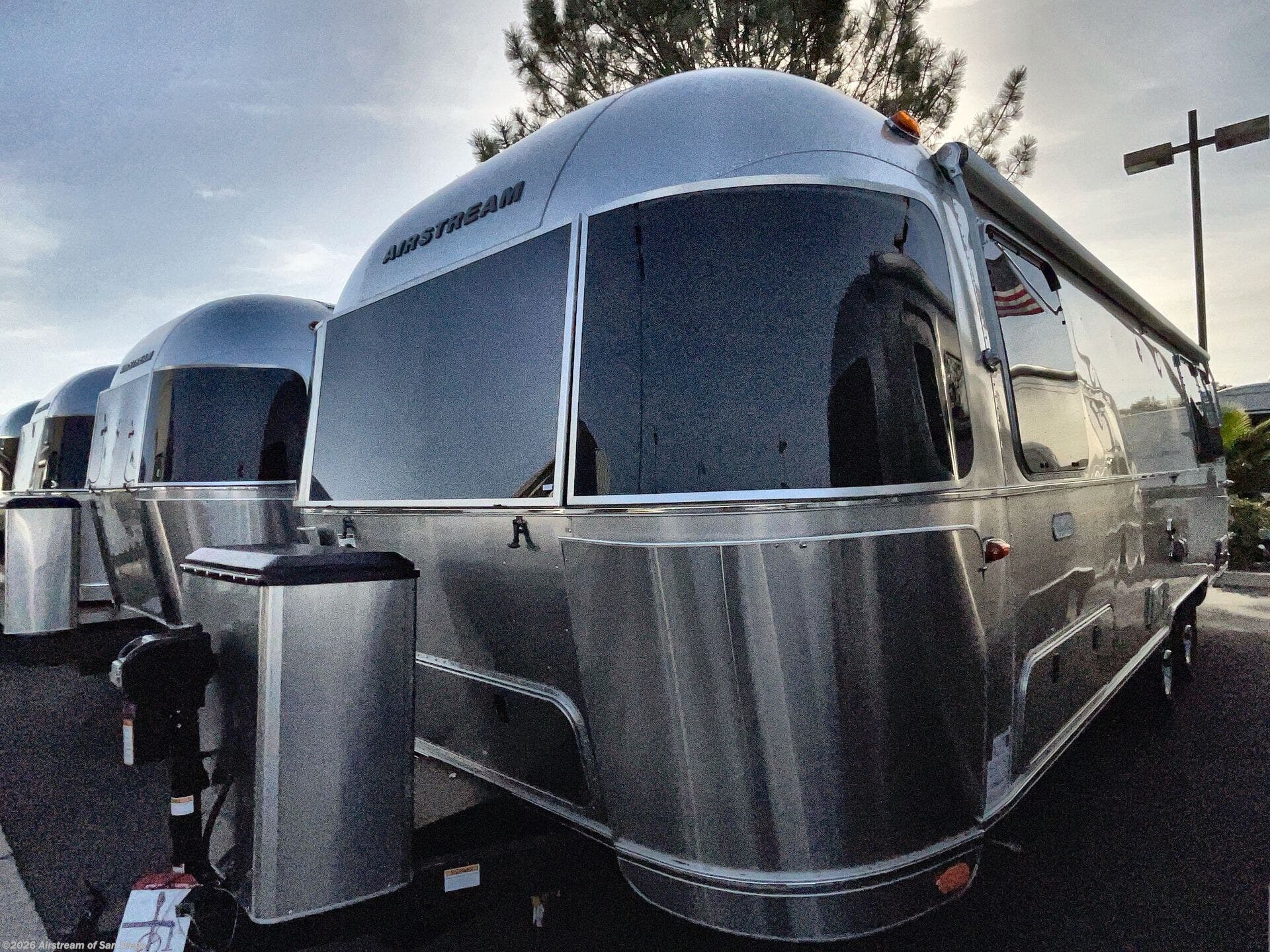New 2025 Airstream Flying Cloud 27FB Twin available in San Diego, California