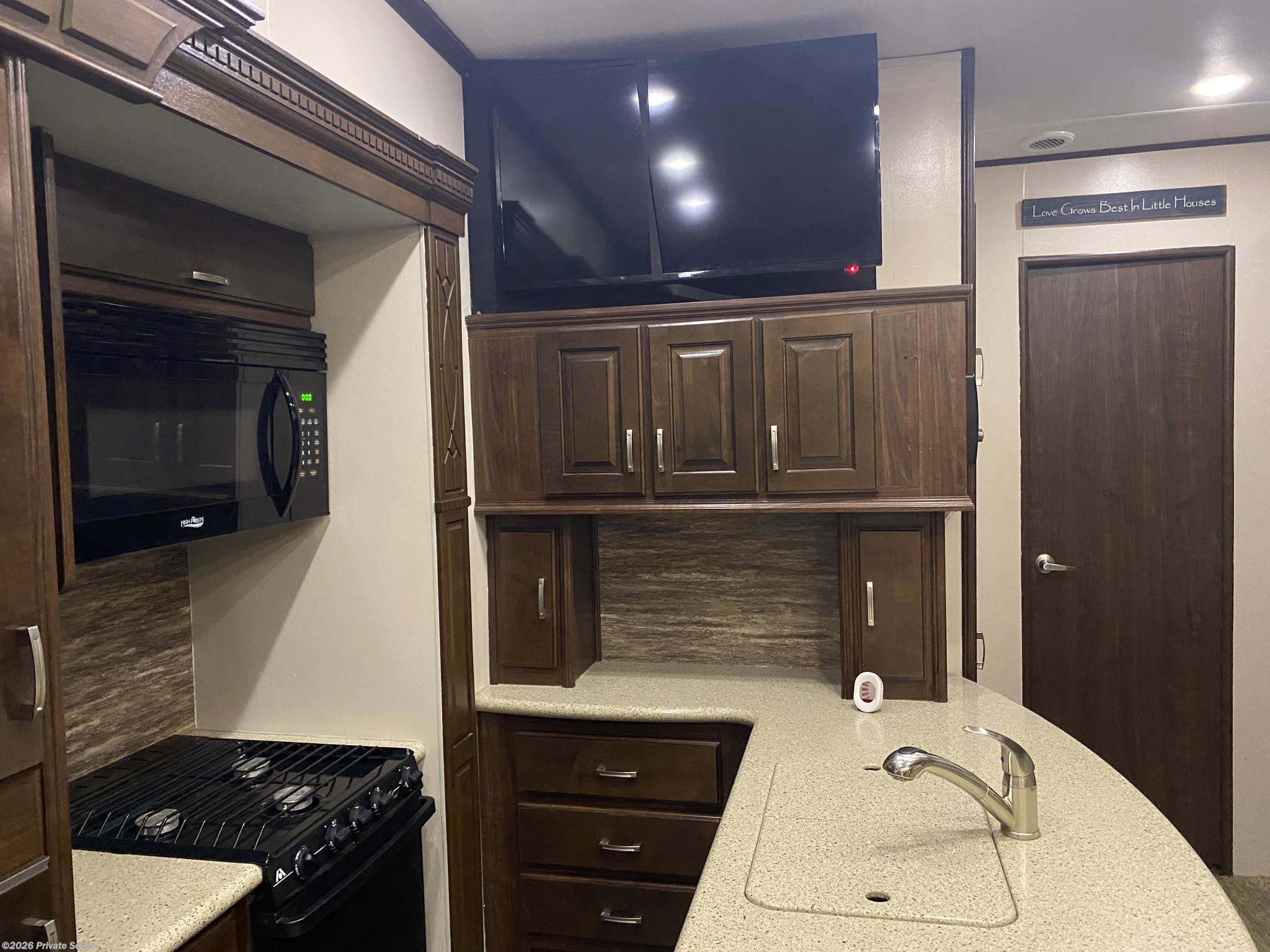 2015 Heartland Gateway 3650BH Two bedroom & 1 1/2 bath (Rear Bunkhouse