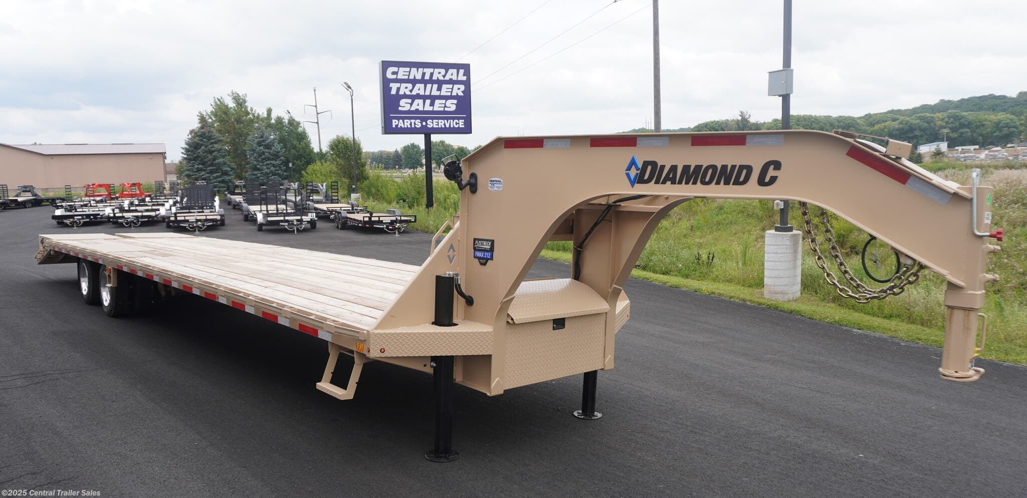 2024 Diamond C FMAX 38' Desert Tan Gooseneck 25.9K GVWR