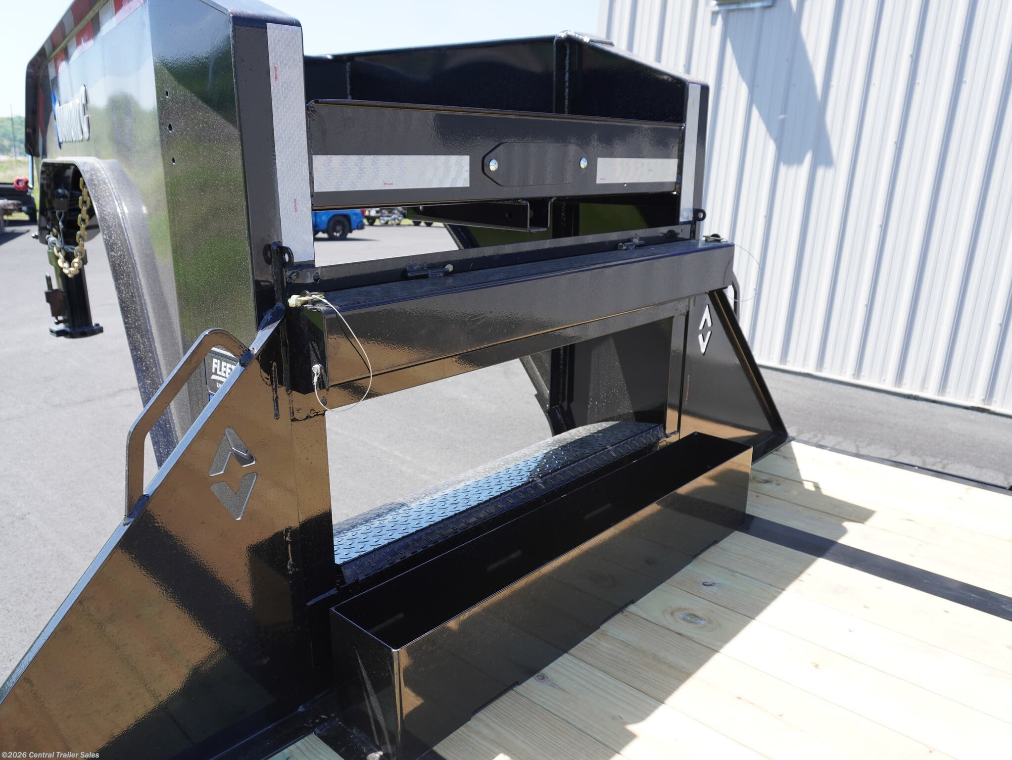 2025 FMAX212 25ft Gooseneck Deckover by Diamond C from Central Trailer Sales in Jordan, Minnesota