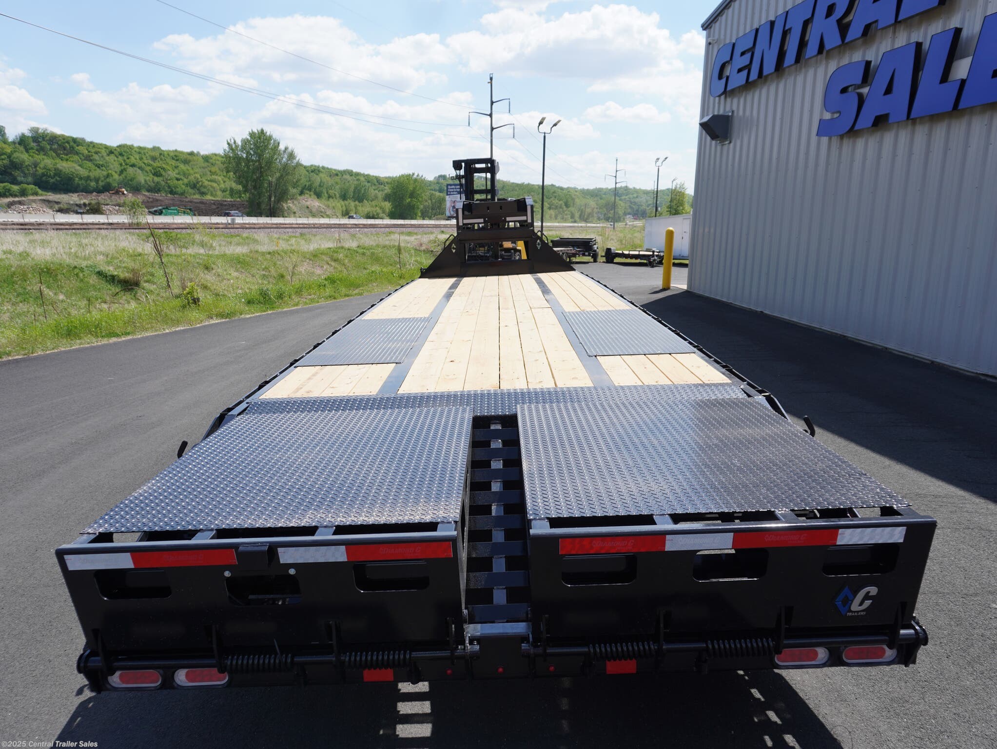 2025 FMAX 32ft Gooseneck Deckover by Diamond C from Central Trailer Sales in Jordan, Minnesota