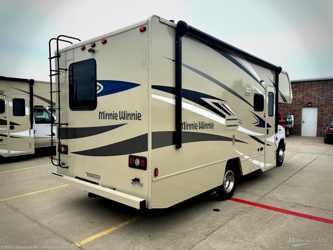 2022 Winnebago Minnie Winnie 22M - Used Class C For Sale by Optimum RV - Oklahoma City in Moore, Oklahoma features Awning, Slideout