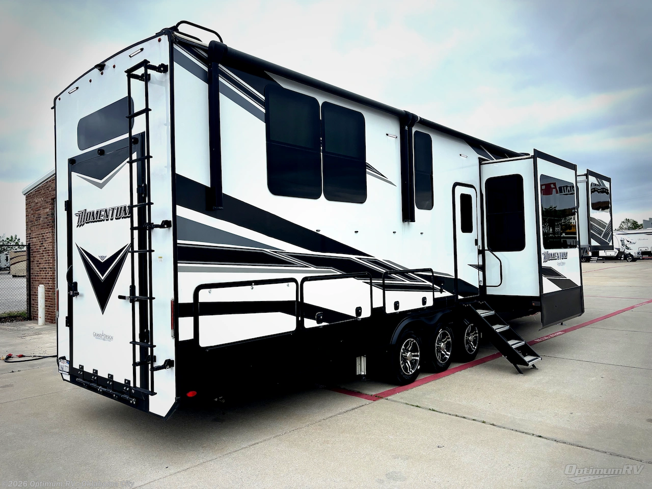 2022 Grand Design Momentum 376THS - Used Fifth Wheel For Sale by Optimum RV - Oklahoma City in Moore, Oklahoma features Awning, Slideout