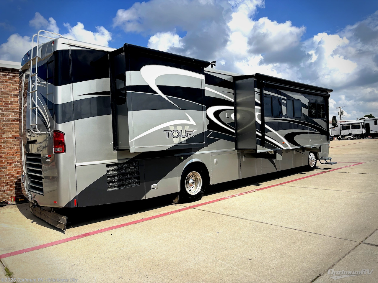 2010 Winnebago Tour 40BD - Used Class A For Sale by Optimum RV - Oklahoma City in Moore, Oklahoma features Slideout