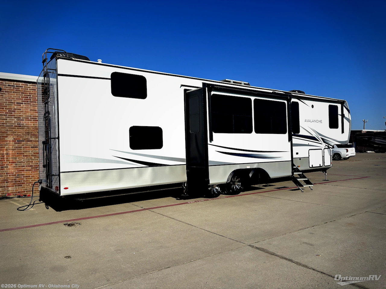 2022 Keystone Avalanche 390DS - Used Fifth Wheel For Sale by Optimum RV - Oklahoma City in Moore, Oklahoma features Awning, Slideout