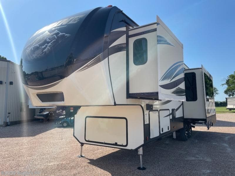2018 Alpine 3300GR by Keystone from Buddy's RV in Cleburne, Texas