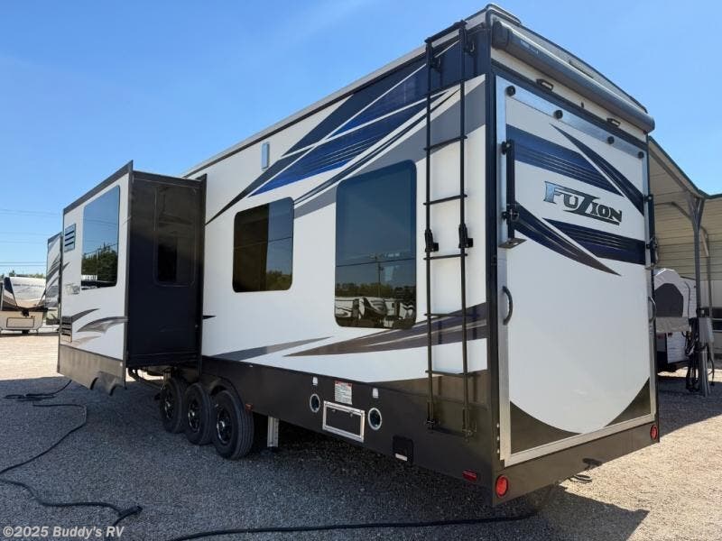 2018 Fuzion 427 by Keystone from Buddy's RV in Cleburne, Texas