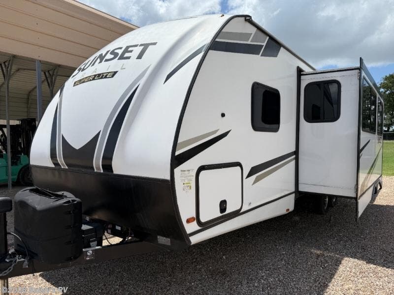 2022 CrossRoads Sunset Trail SS272BH - Used Travel Trailer For Sale by Buddy's RV in Cleburne, Texas
