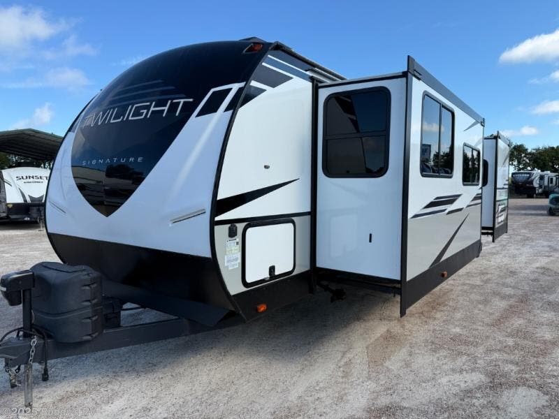 2022 Cruiser RV Twilight Signature TWS 2840 - Used Travel Trailer For Sale by Buddy's RV in Cleburne, Texas