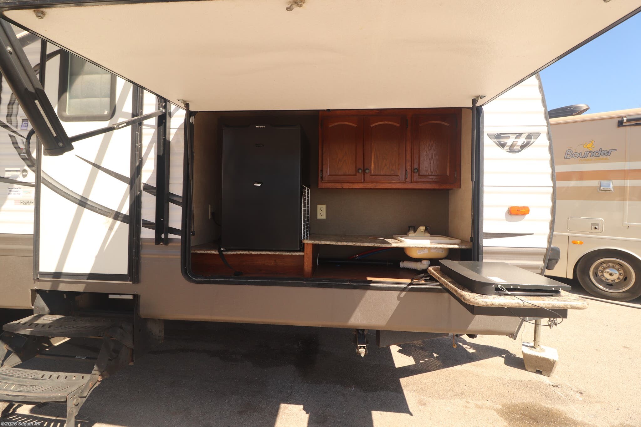 Used 2015 Keystone Hideout 300LHS available in Seguin, Texas