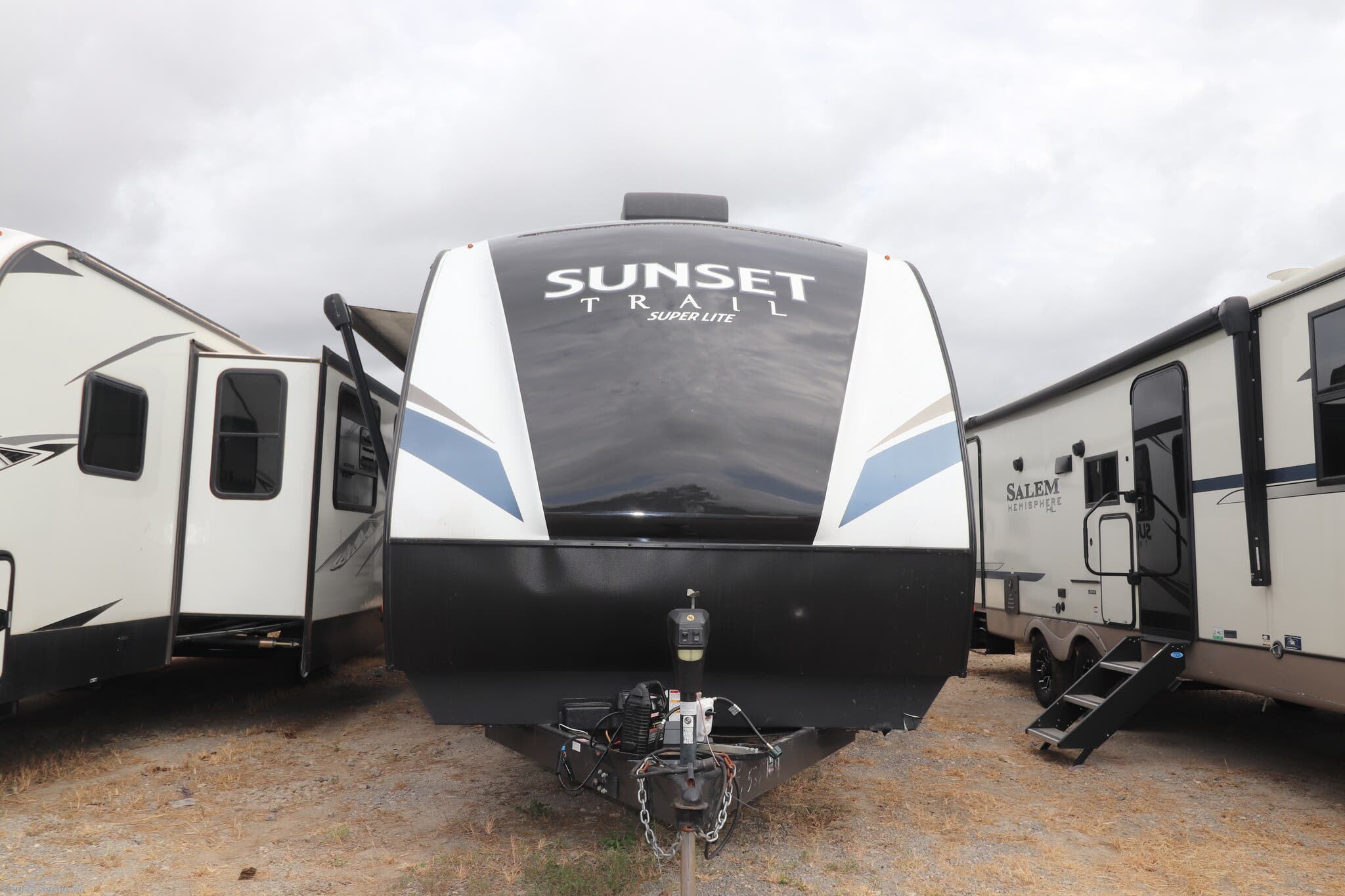 2018 CrossRoads Sunset Trail Super Lite SS-331BH - Used Travel Trailer For Sale by Seguin RV in Seguin, Texas features Black Tank Flush, Fire Extinguisher, Shower, Backup Camera, Tinted Windows