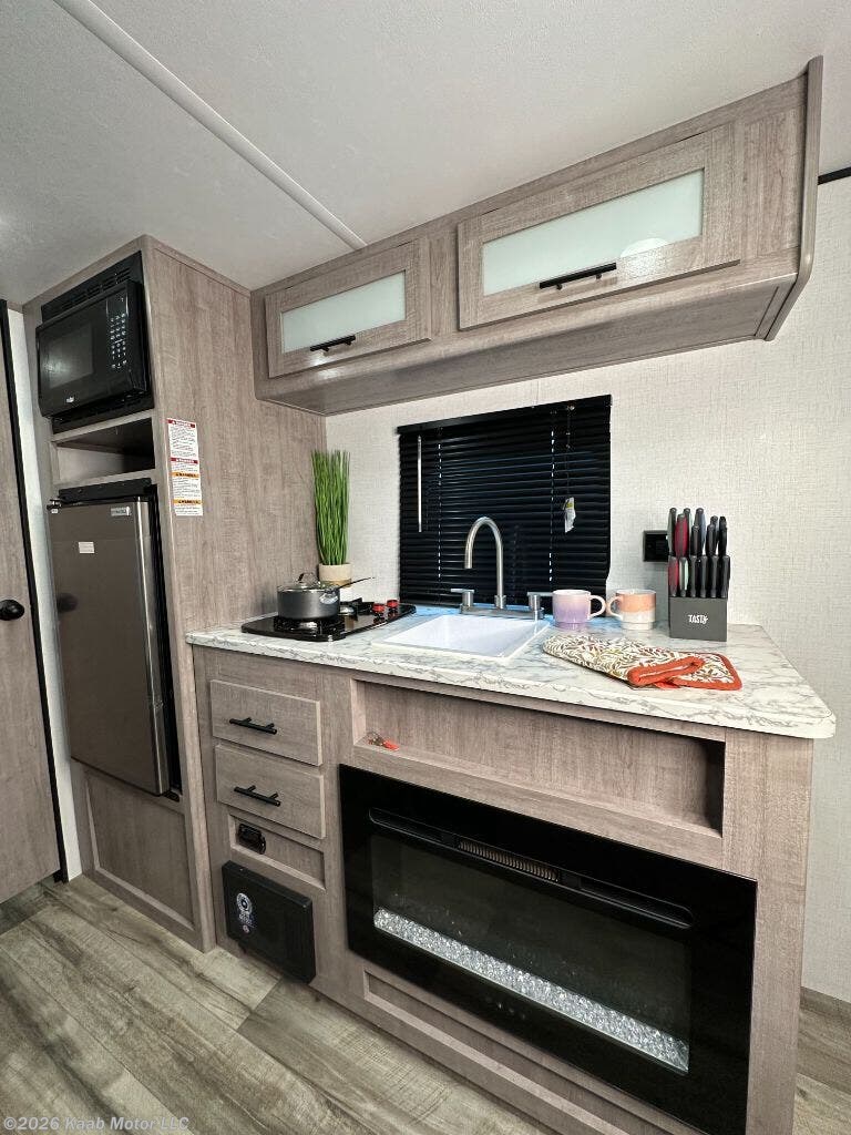 Used 2024 Coleman DUTCHMEN 17R available in Gibsonton, Florida