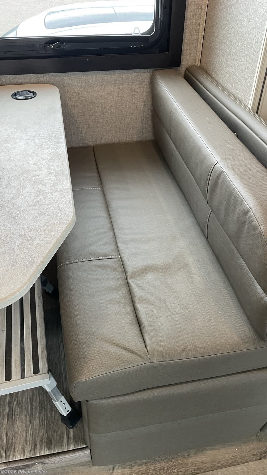 Right dining bench seat