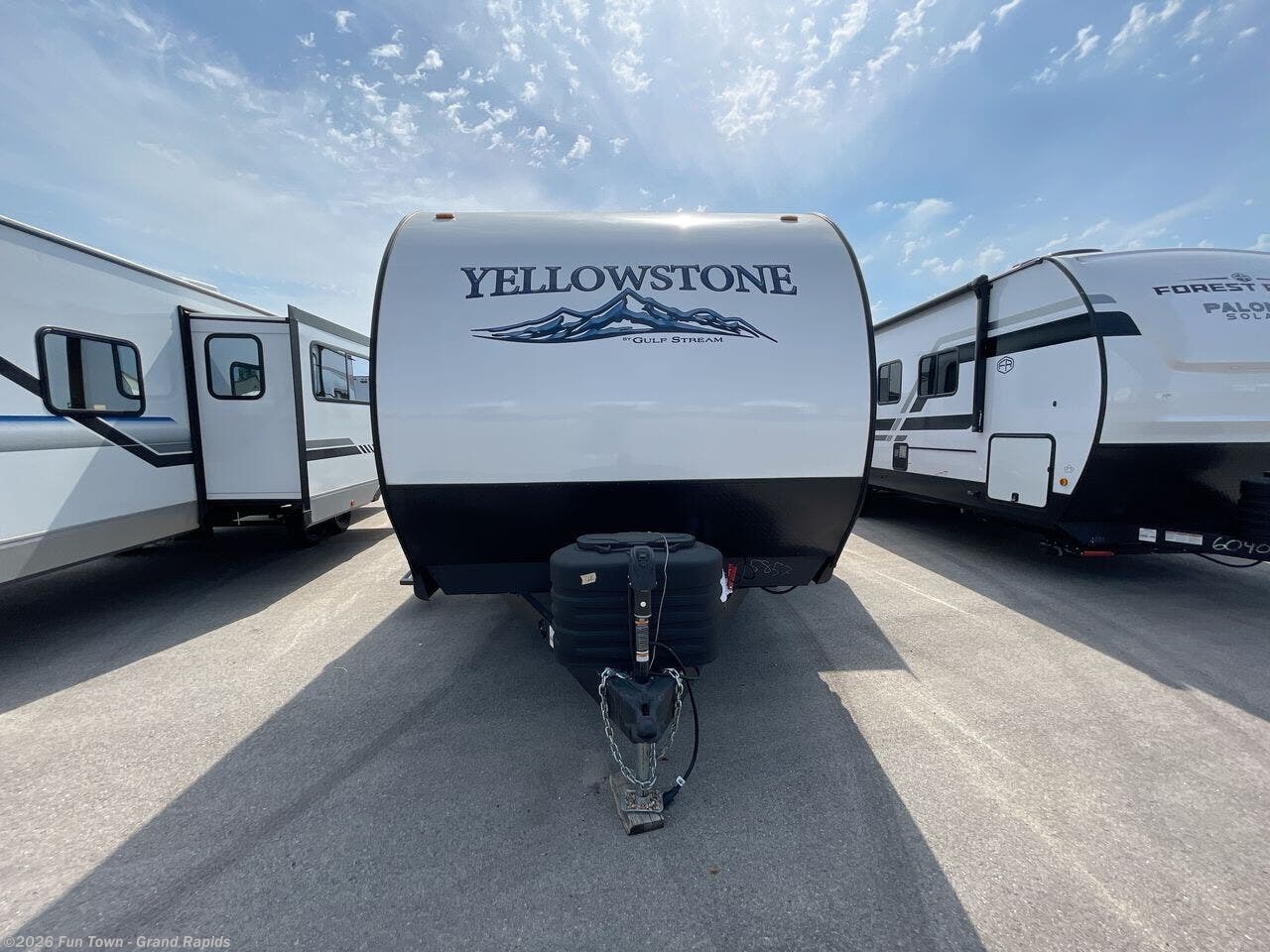 2025 Yellowstone Ranch Edition 27BHS by Gulf Stream from Fun Town - Grand Rapids in Rockford, Michigan