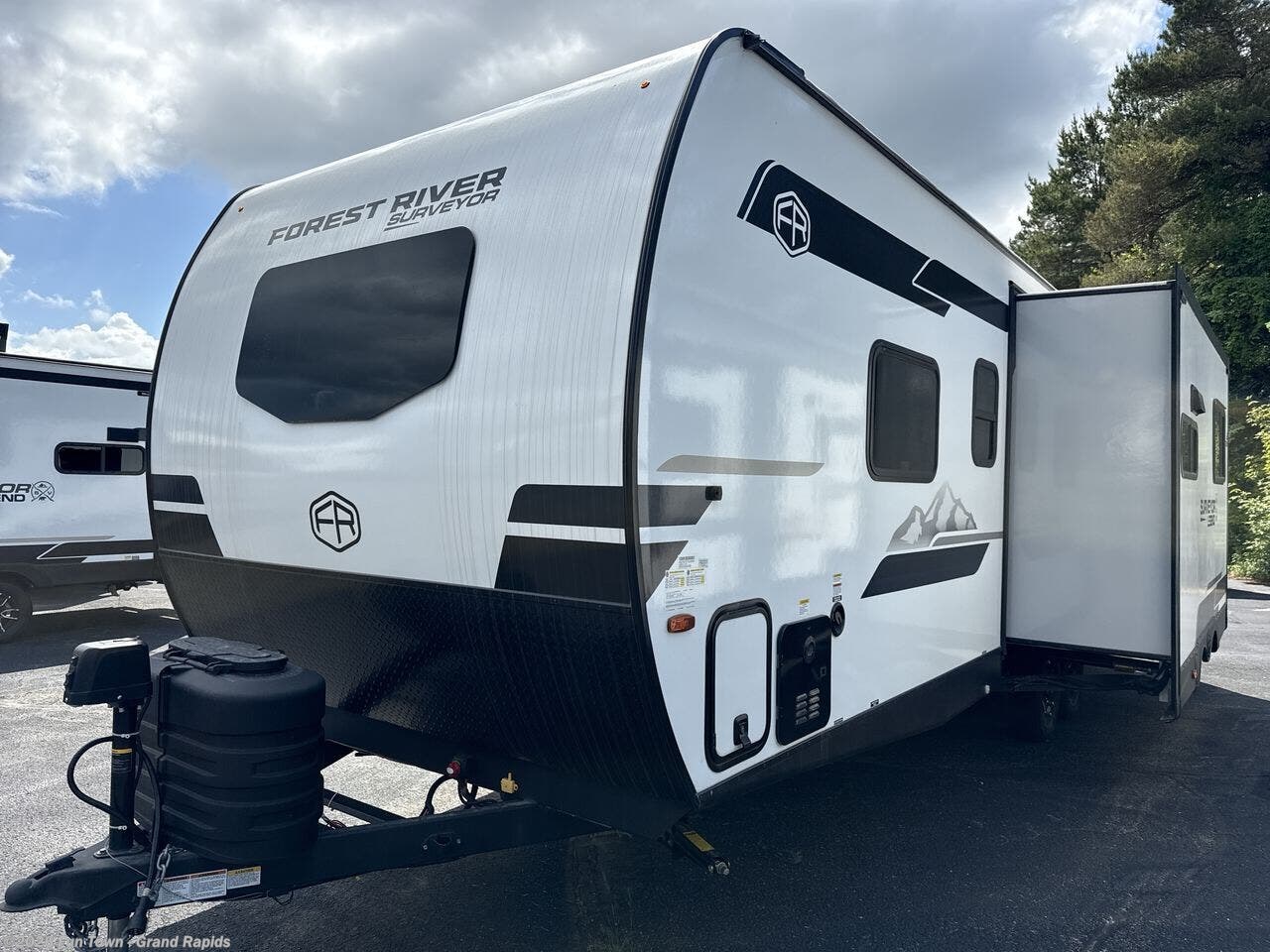 2025 Forest River Surveyor Legend 265RBLE - New Travel Trailer For Sale by Fun Town - Grand Rapids in Rockford, Michigan