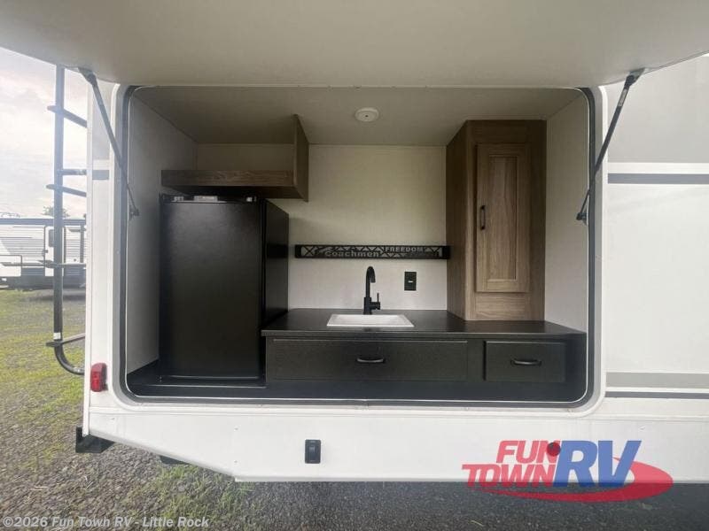 2025 Coachmen Freedom Express Ultra Lite 326BHDS - Used Travel Trailer For Sale by Fun Town RV - Little Rock in Little Rock, Arkansas