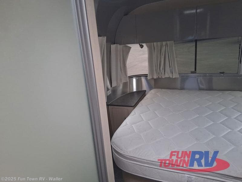 2022 Flying Cloud 27FB by Airstream from Fun Town RV - Waller in Waller, Texas