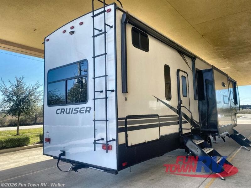 2022 CrossRoads Cruiser 3851BL - Used Fifth Wheel For Sale by Fun Town RV - Waller in Waller, Texas