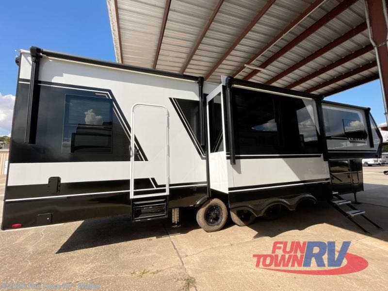 2025 Brinkley RV Model G 3500 - New Fifth Wheel For Sale by Fun Town RV - Waller in Waller, Texas