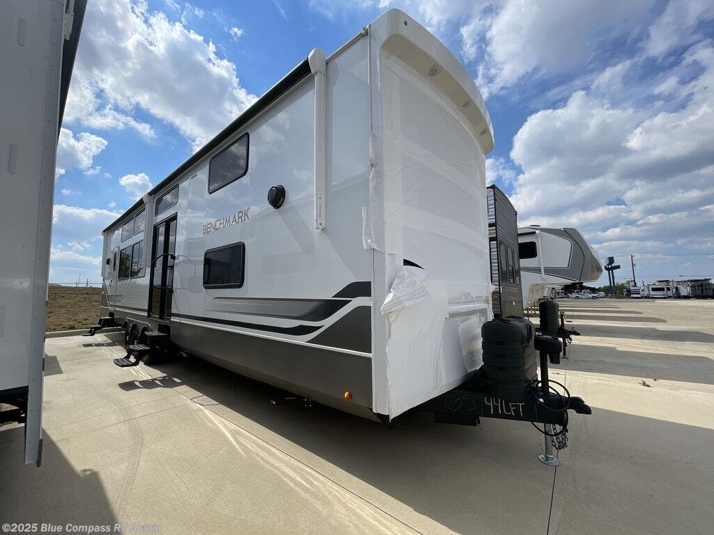 New 2026 Alliance RV Benchmark 44LFT available in Buda, Texas