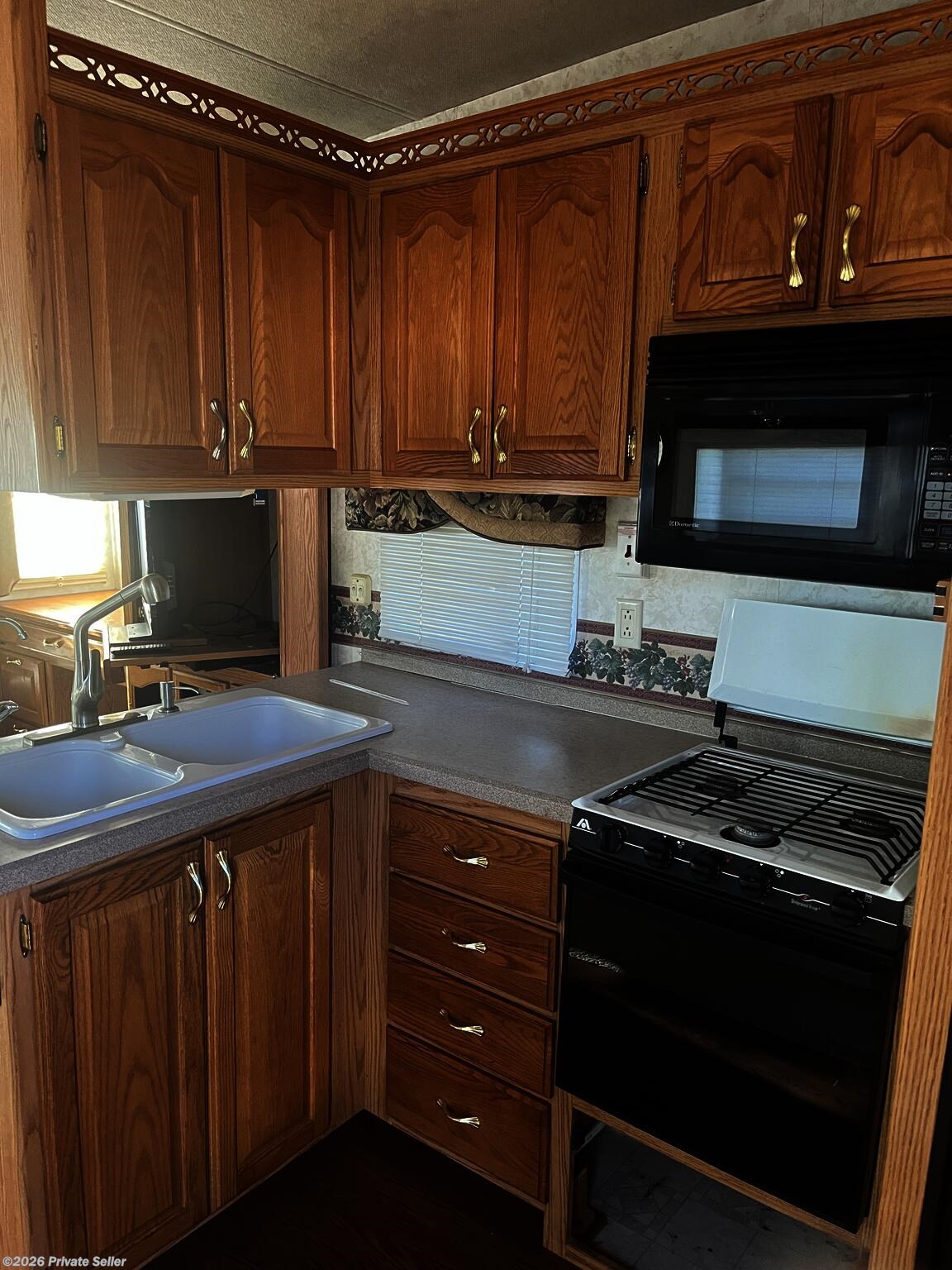 Used 2002 Nu-Wa HitchHiker Discover 31 1/2  LKTG available in Aurora, Colorado