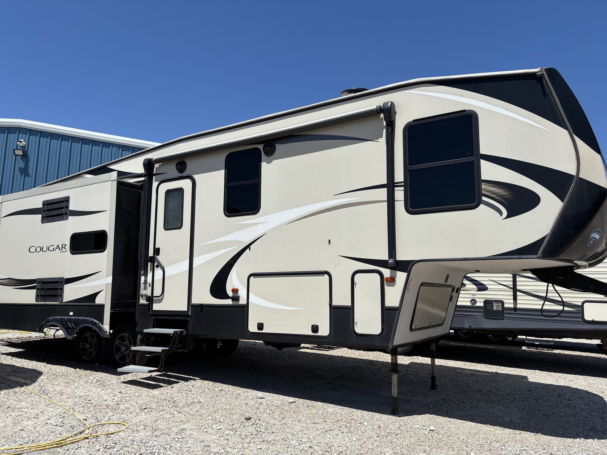 2018 Keystone Cougar East 310RLS - Used Fifth Wheel For Sale by Freedom RV Service in Aransas Pass, Texas features Roof Vents, Microwave, Stove Top Burner, Awning, Slideout
