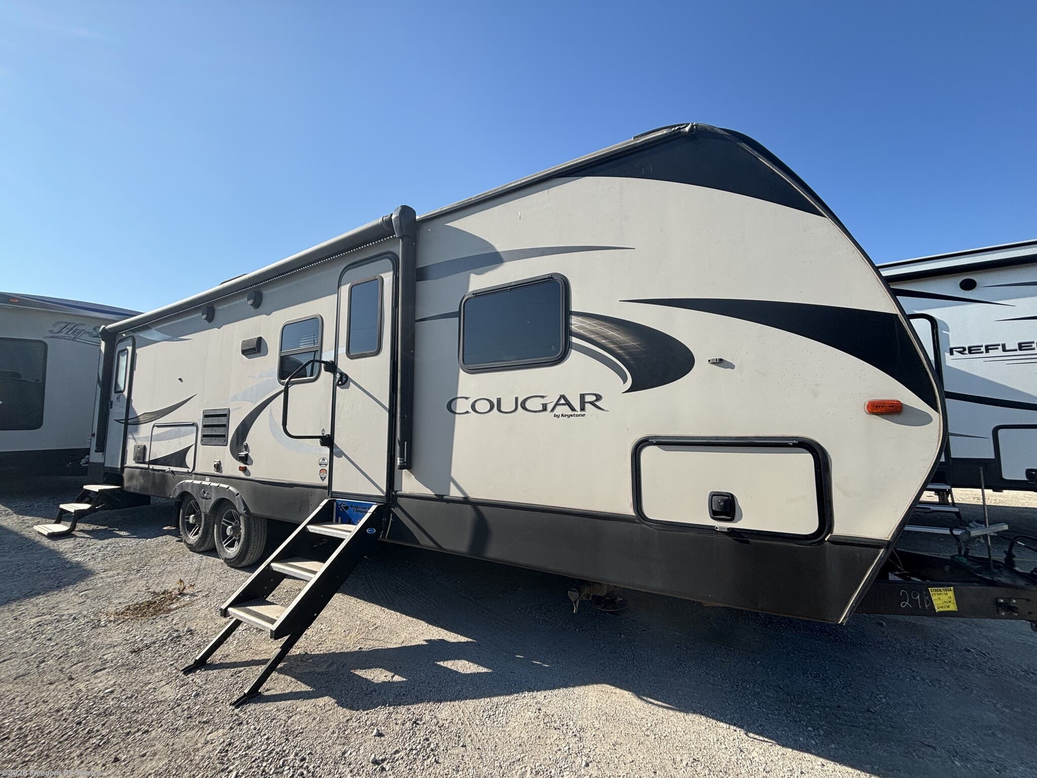 2019 Keystone Cougar Half-Ton East 29BHS - Used Travel Trailer For Sale by Freedom RV Service in Aransas Pass, Texas features Air Conditioning, Skylight, Exterior Speakers, Microwave, Booth Dinette