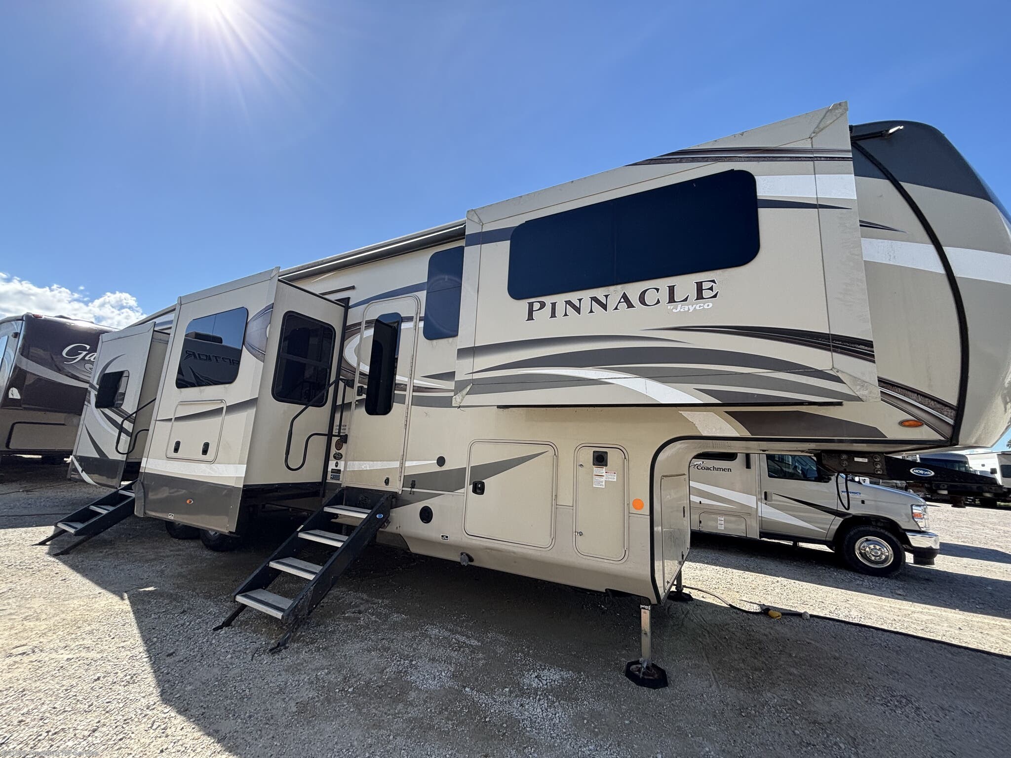 2019 Jayco Pinnacle 38FLWS - Used Fifth Wheel For Sale by Freedom RV Service in Aransas Pass, Texas features Slideout, Convection Microwave, TV, Stove, DVD Player
