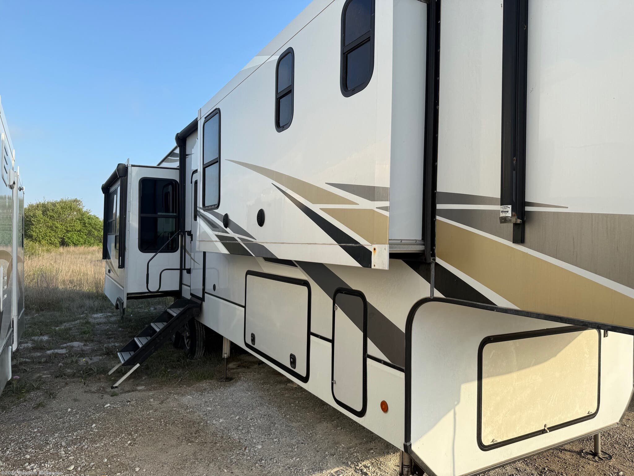 2021 Alliance RV Paradigm 370FB - Used Fifth Wheel For Sale by Freedom RV Service in Aransas Pass, Texas features Enclosed Underbelly, Solar Prep, Shower, Smart TV, Awning
