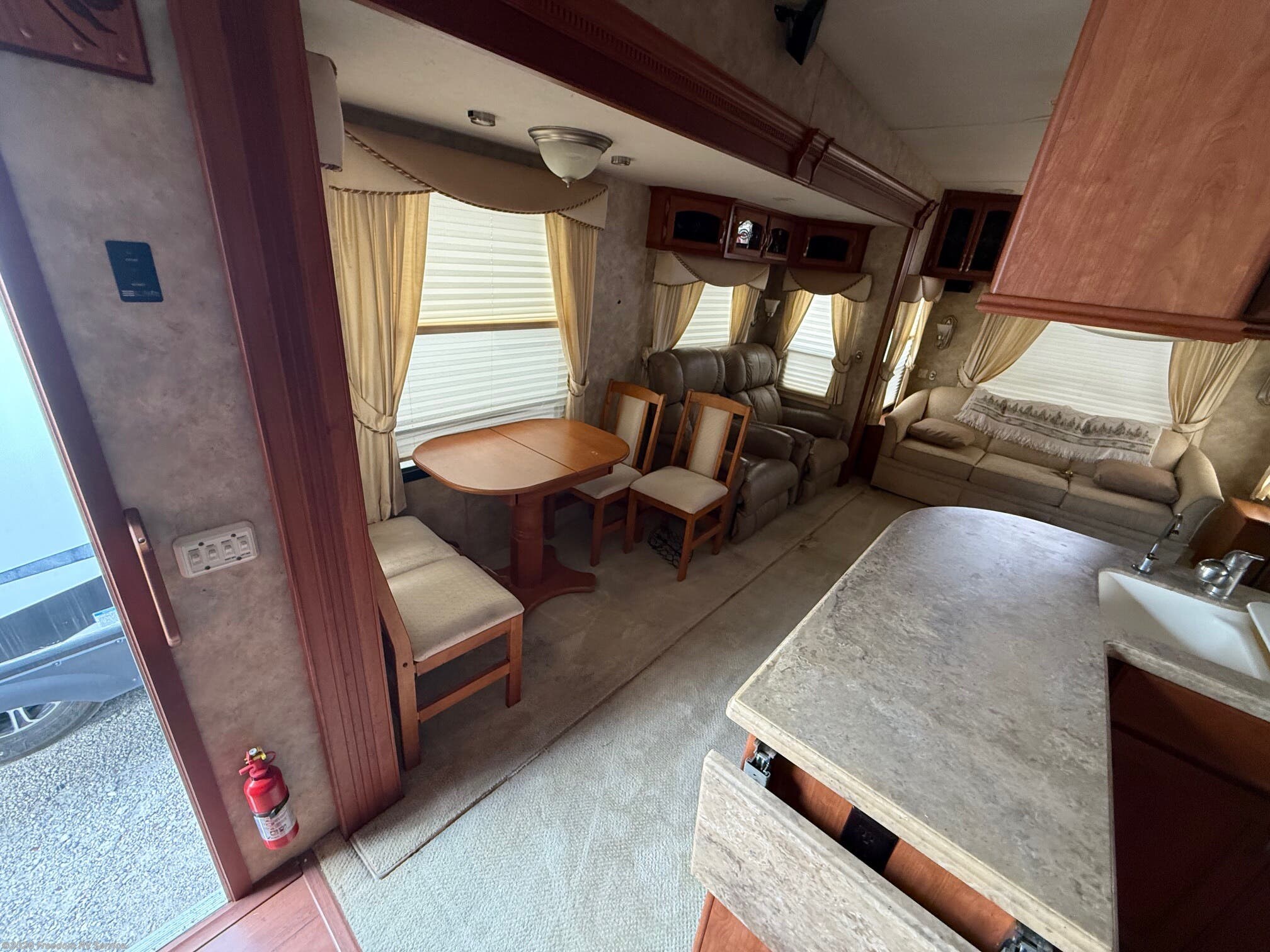 2008 Nu-Wa HitchHiker Champagne 35CK - Used Fifth Wheel For Sale by Freedom RV Service in Aransas Pass, Texas features Air Conditioning, TV, Smoke Detector, Furnace, Oven