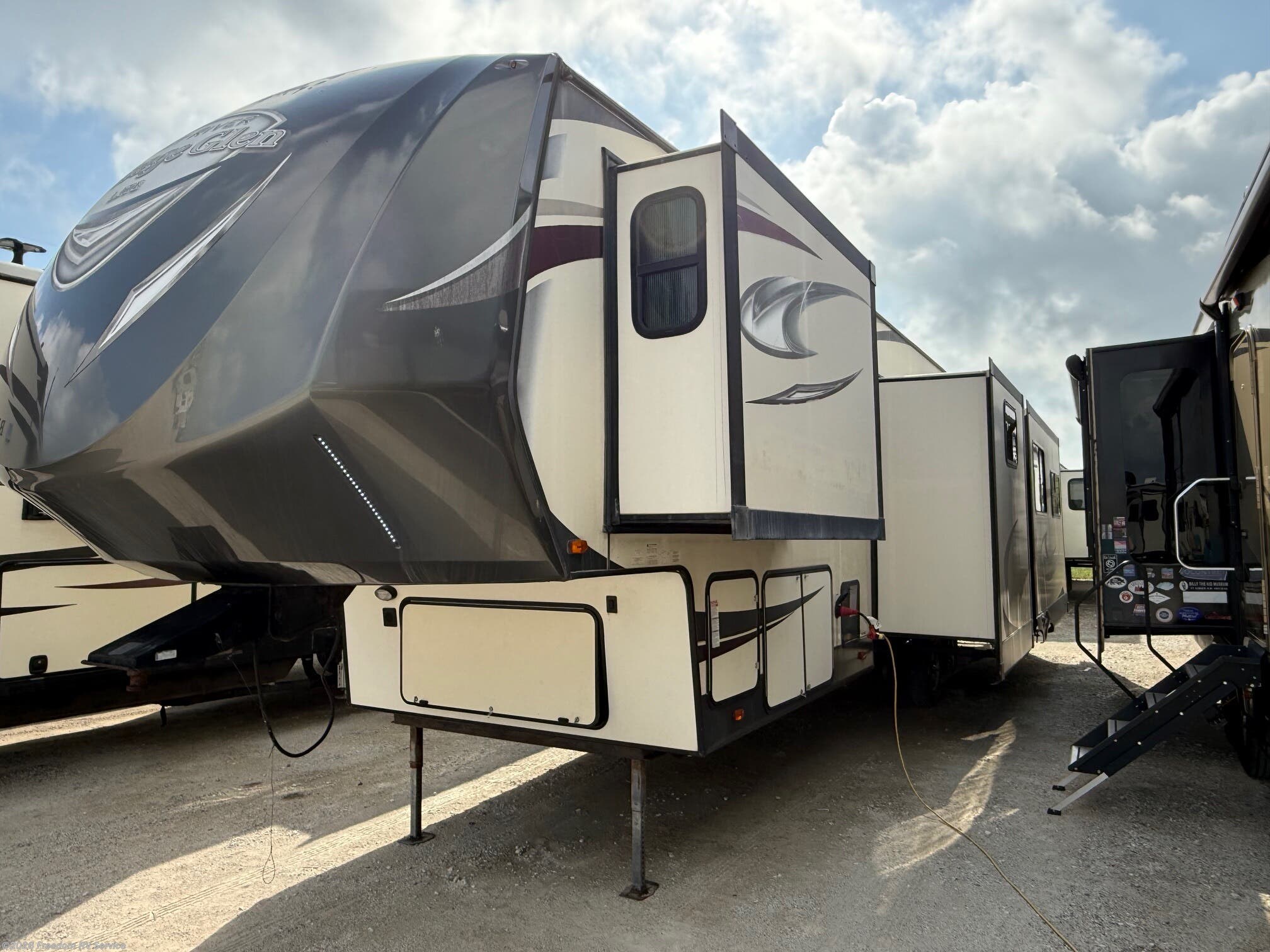 2017 Forest River Wildwood Heritage Glen 368RLBHK - Used Fifth Wheel For Sale by Freedom RV Service in Aransas Pass, Texas