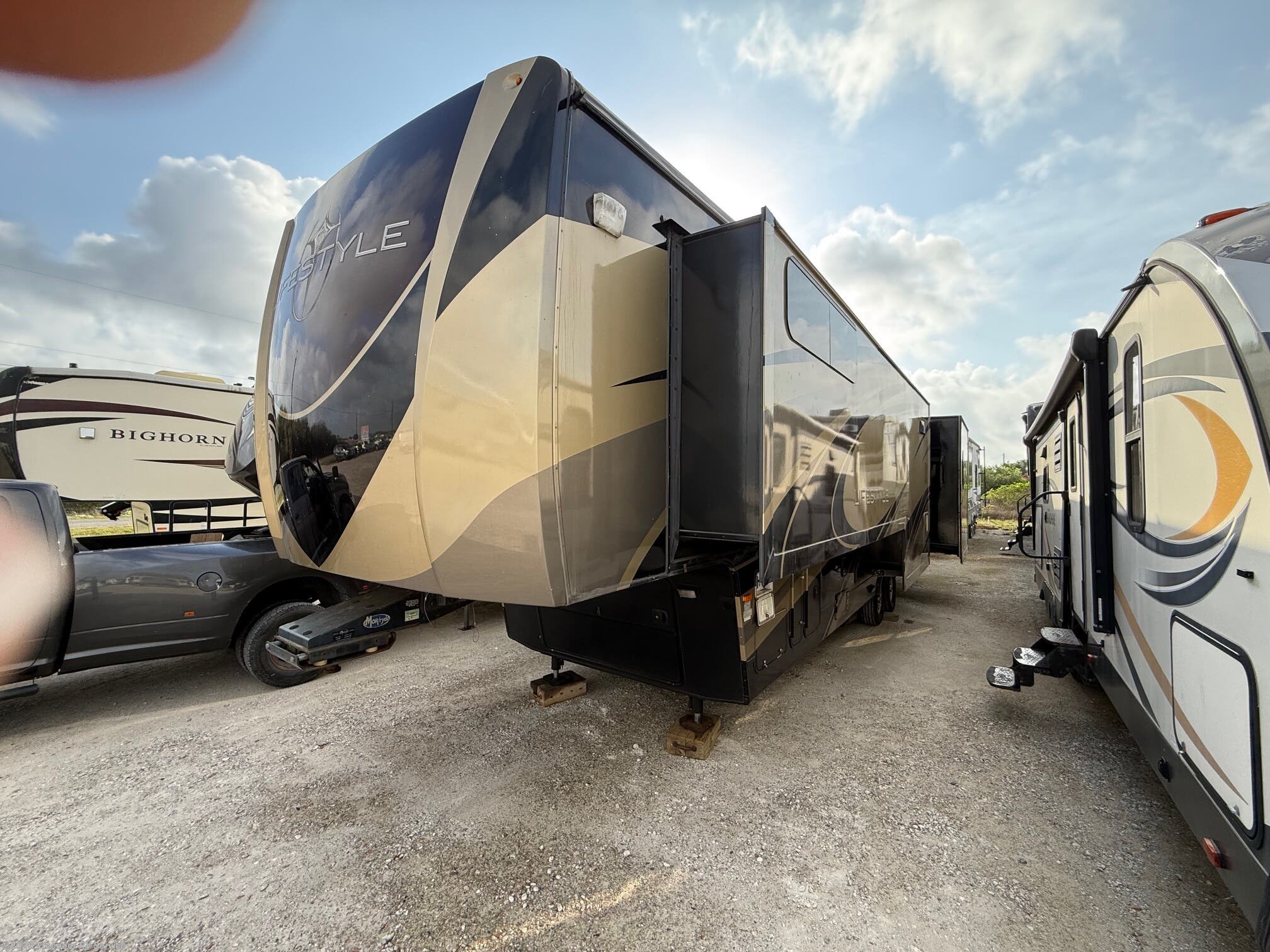 2013 Lifestyle Luxury RV Lifestyle LS37RESL - Used Fifth Wheel For Sale by Freedom RV Service in Aransas Pass, Texas