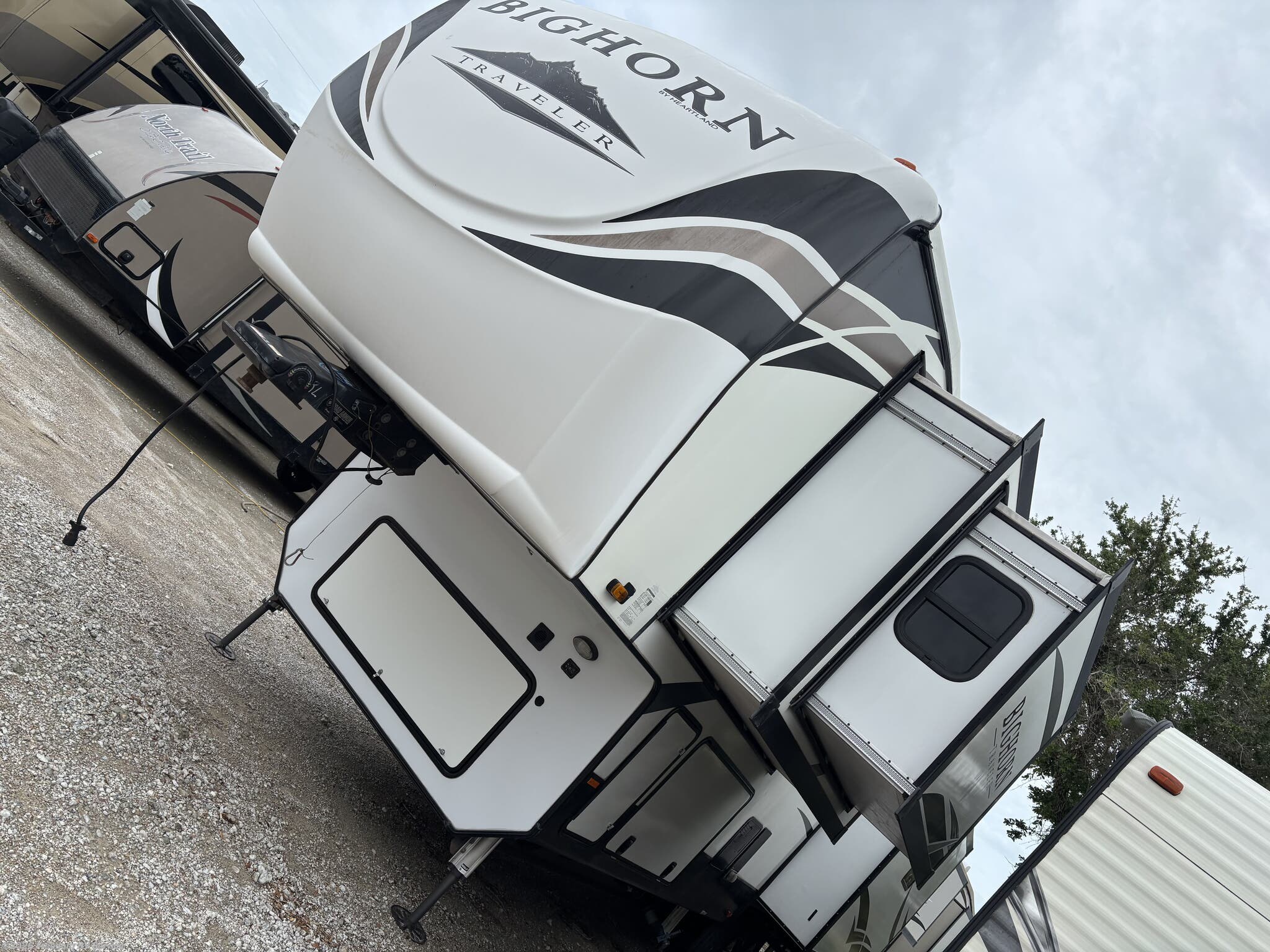 2020 Heartland Bighorn Traveler 37SS - Used Fifth Wheel For Sale by Freedom RV Service in Aransas Pass, Texas features Oven, Ladder, Inverter, Roof Vents, Air Conditioning