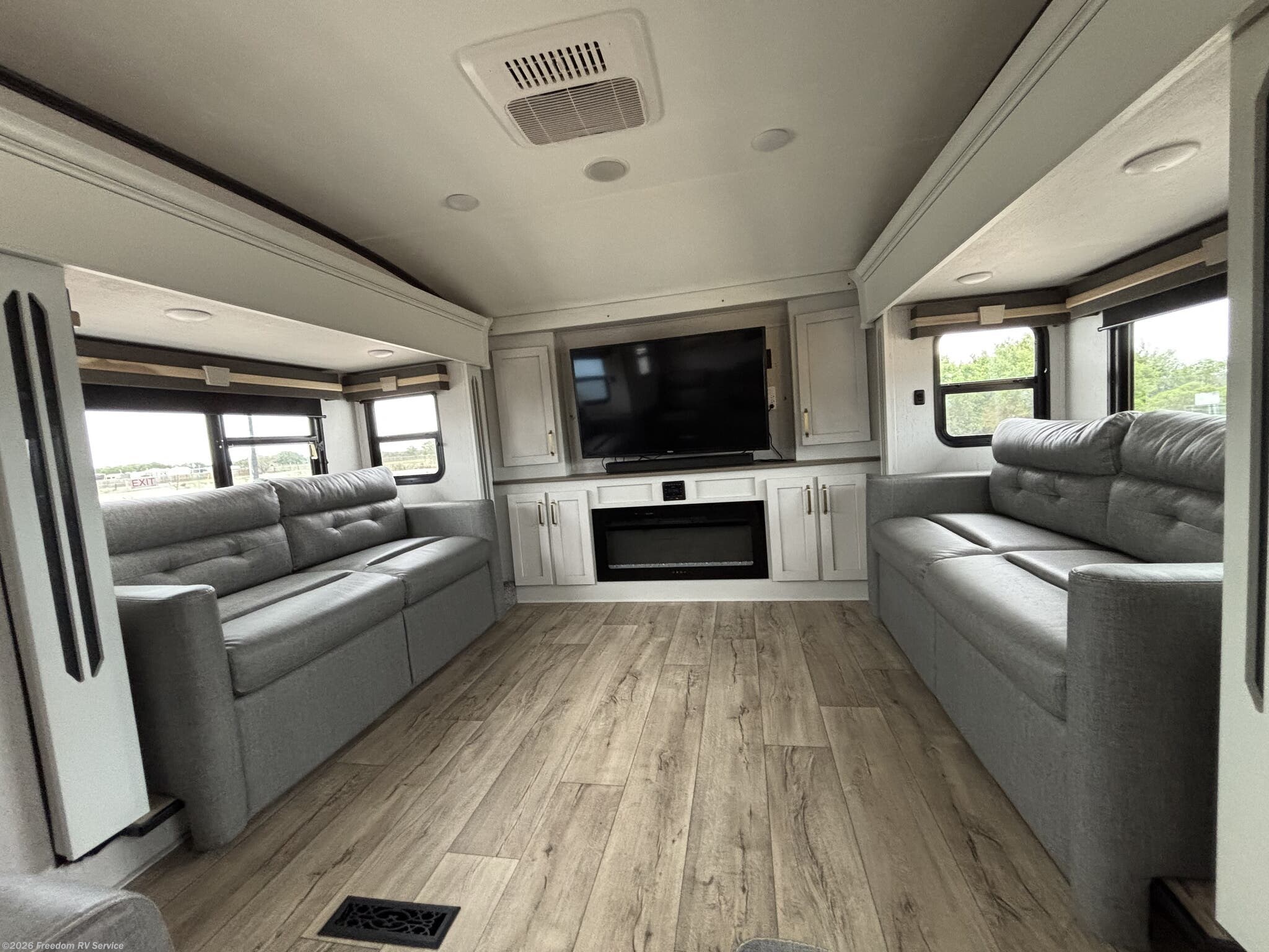 2023 Dutchmen Astoria 3803FLP - Used Fifth Wheel For Sale by Freedom RV Service in Aransas Pass, Texas features Stove, Shower, Air Conditioning, TV, Bath & 1/2