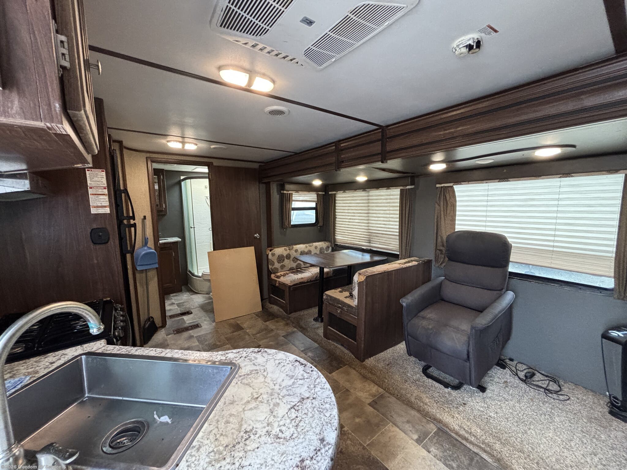 2017 Keystone Sprinter Campfire 26RB - Used Travel Trailer For Sale by Freedom RV Service in Aransas Pass, Texas features Roof Vents, Stove Top Burner, Smoke Detector, Shower, Air Conditioning