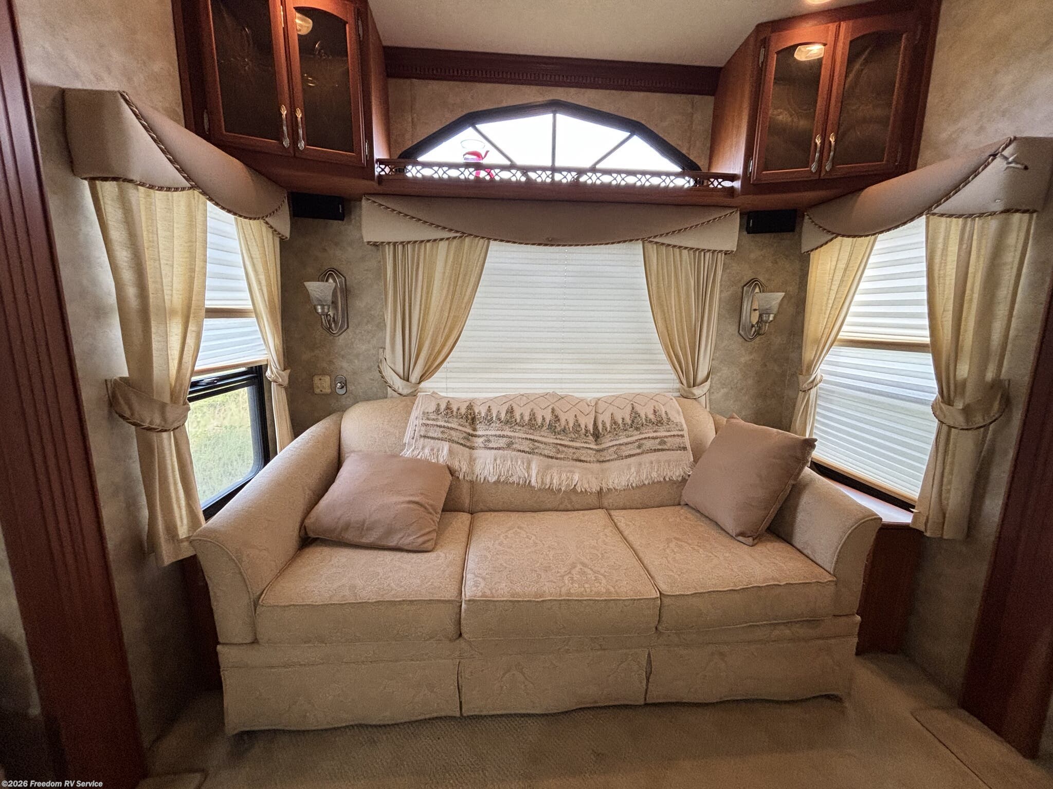 2008 Nu-Wa HitchHiker Champagne 35CK - Used Fifth Wheel For Sale by Freedom RV Service in Aransas Pass, Texas features Microwave, Furnace, Shower, Toilet, Ladder