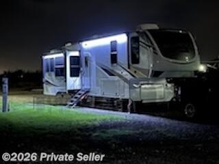 2022 Alliance RV Paradigm 340RL - Used Fifth Wheel For Sale by For Sale By Owner in Avon Park, Florida features Detachable Power Cord, Sound Bar, CO Detector, Bench Seat, Hydraulic Jack