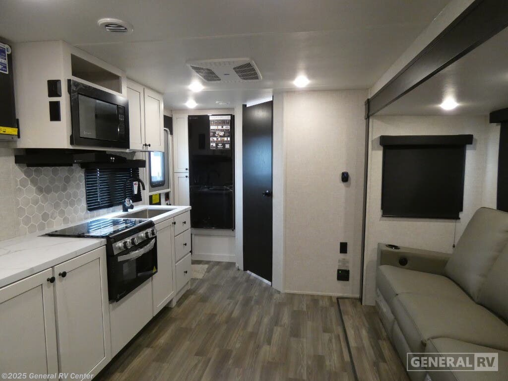 2025 Highland Ridge Range Lite 212FB - New Travel Trailer For Sale by General RV Center in Longmont, Colorado