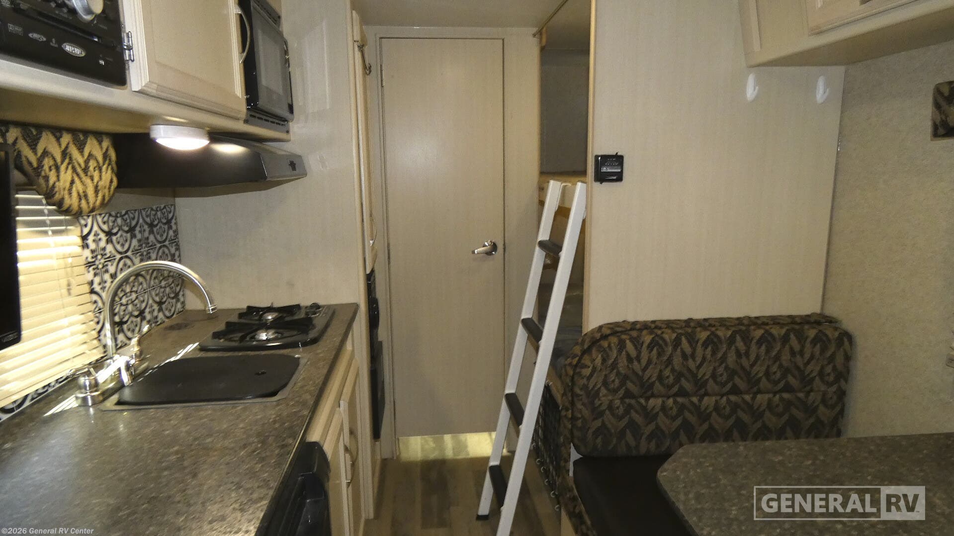 2017 Winnebago Micro Minnie 1700BH - Used Travel Trailer For Sale by General RV Center in Longmont, Colorado