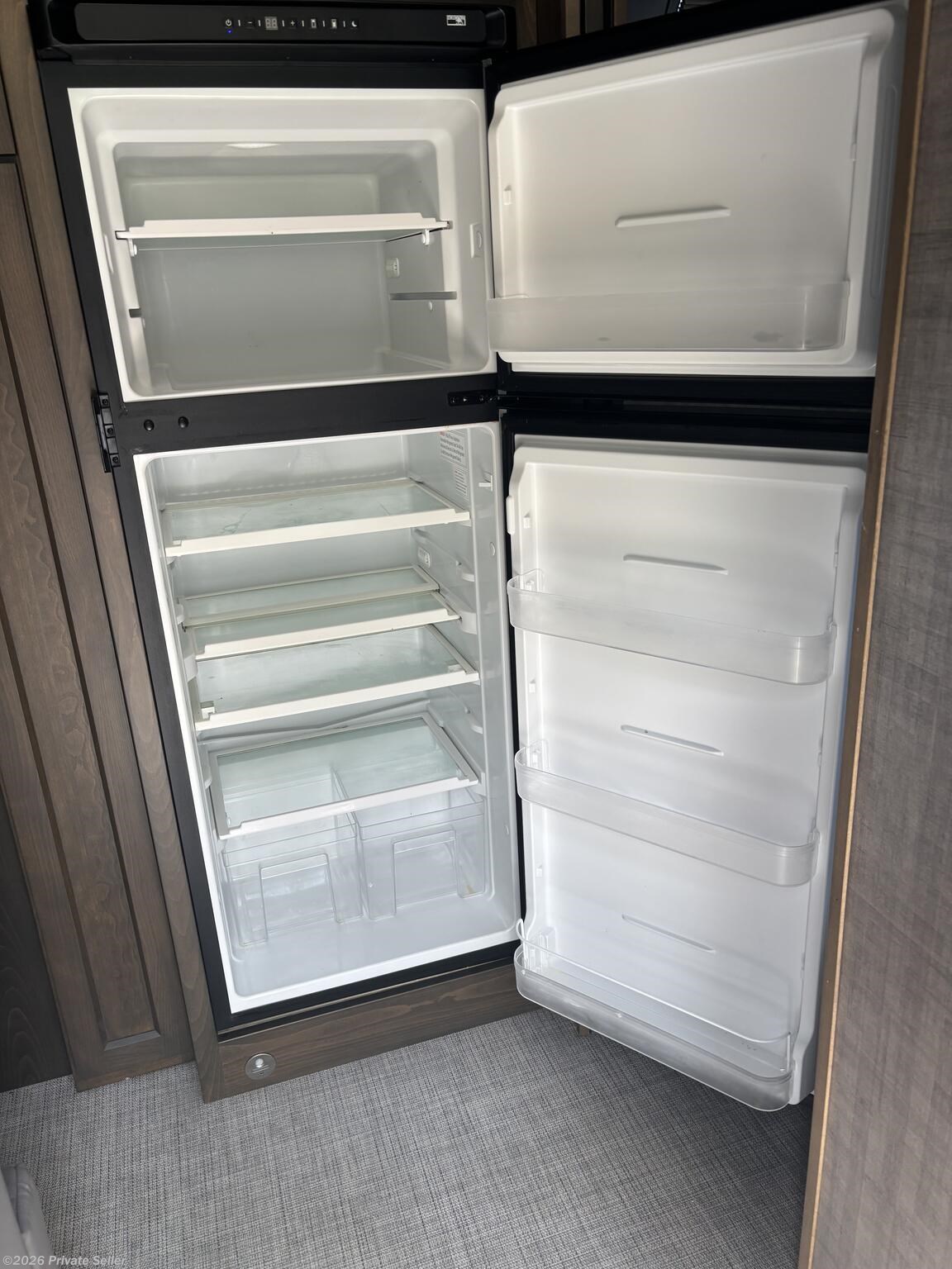 2023 Airstream Classic 33 Classic TV - Used Travel Trailer For Sale by For Sale By Owner in Silver Point, Tennessee