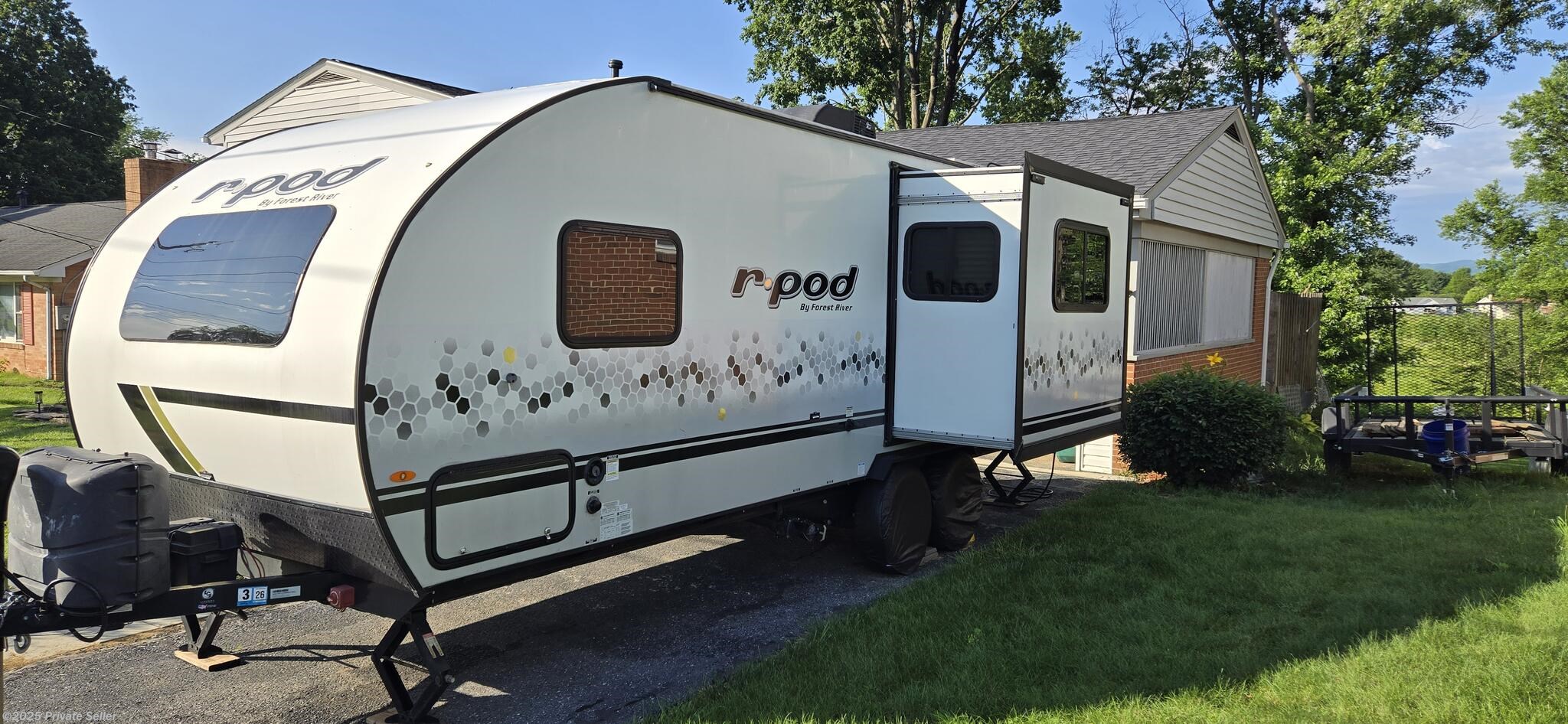 2021 Forest River R-Pod 202 - Used Travel Trailer For Sale by For Sale By Owner in WAYNESBORO, VA, Virginia features Living Quarters, LED HDTV, 30 Amp Service, Central Vacuum, Mini Blinds