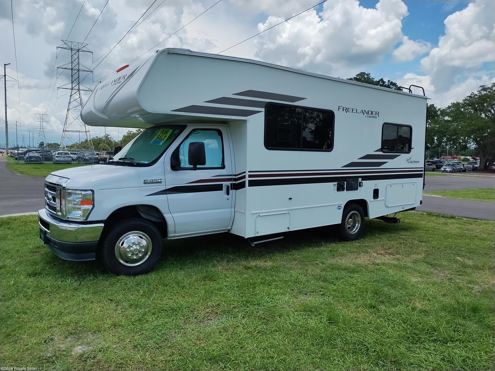 2022 Coachmen Freelander 22XG - Used Class C For Sale by For Sale By Owner in Tampa, Florida features Solar Panels, Microwave, Water Heater, Stove, Furnace