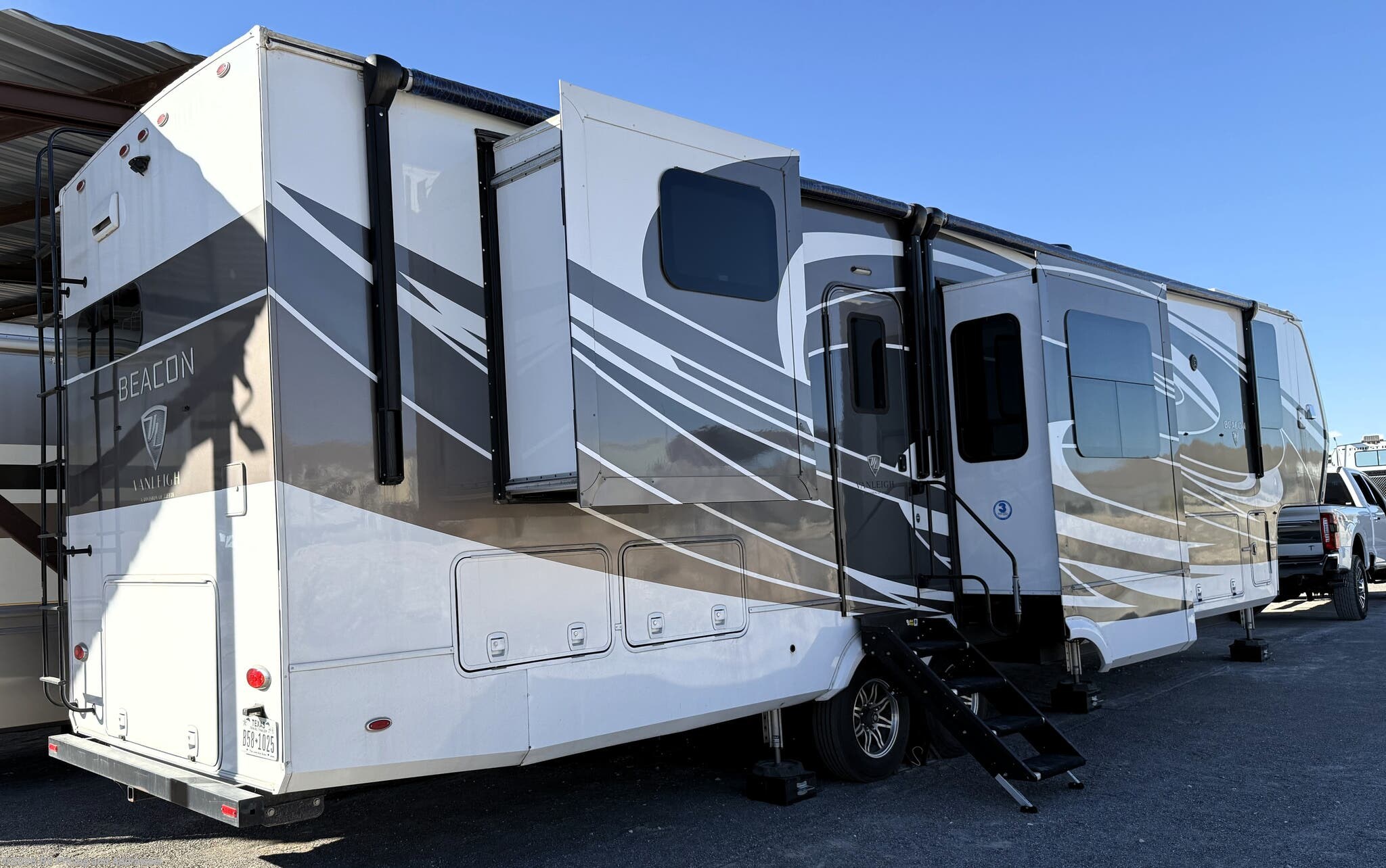 2021 Vanleigh Beacon 42RKB- Located in El Paso, Texas 79912 - Used Fifth Wheel For Sale by RV Pricing and Appraisals in , Florida