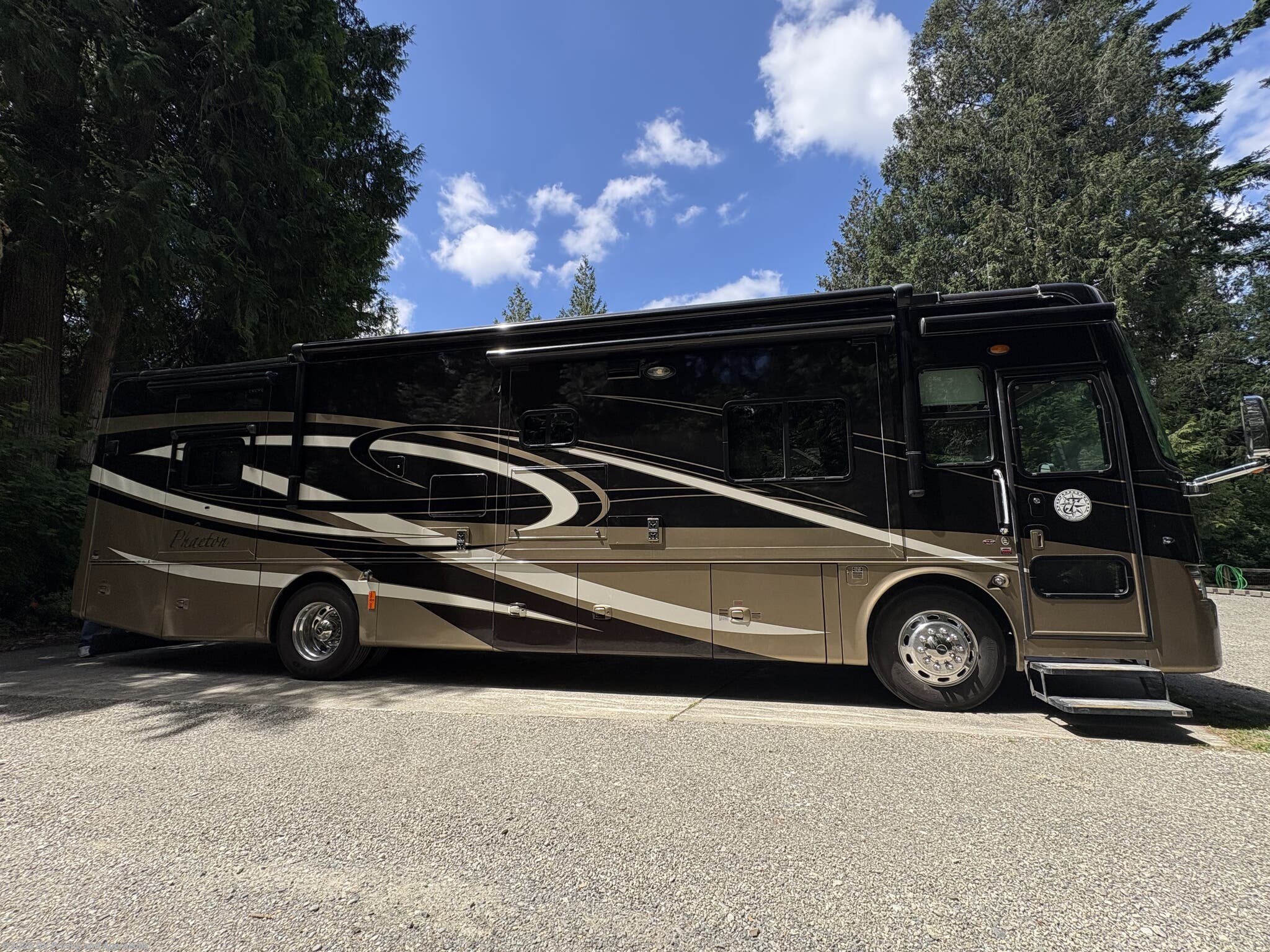 Used 2010 Tiffin Phaeton 36QSH LOCATED IN MAPLE VALLEY WA. 98038 available in , Florida